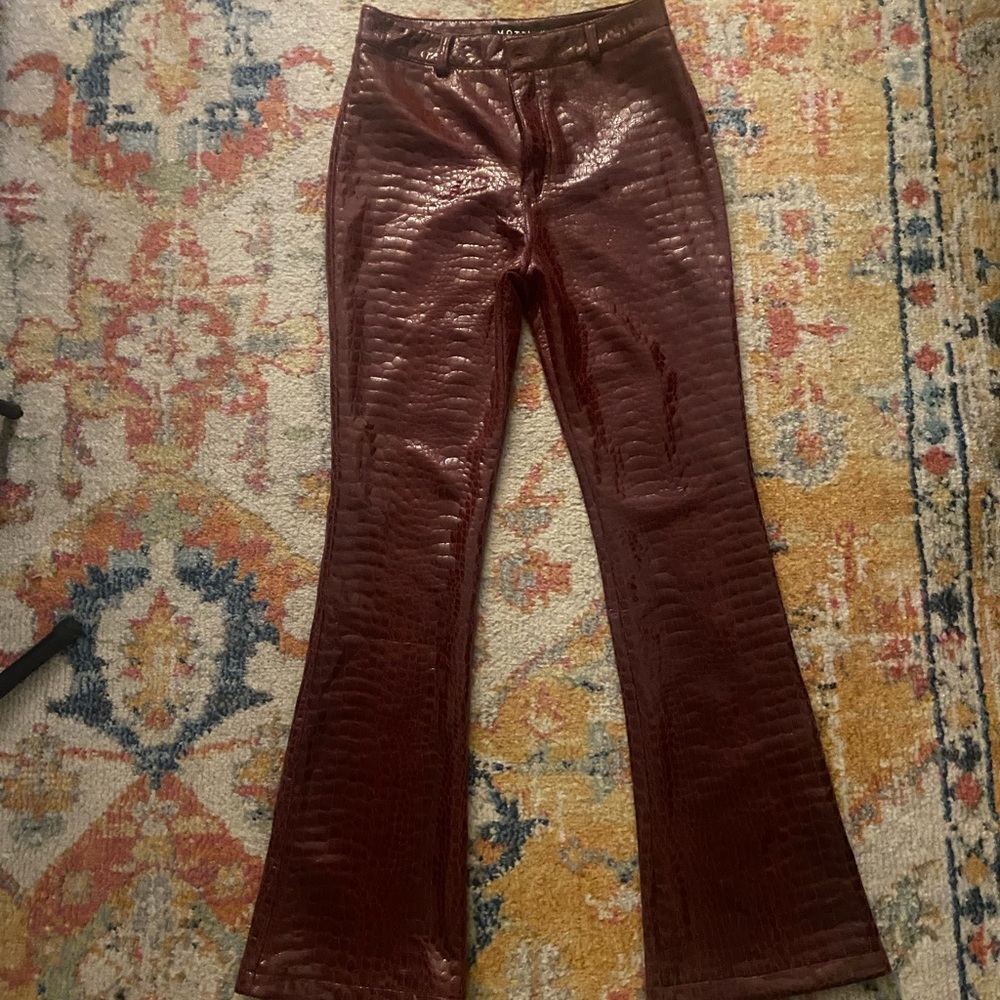 ZOVEN TROUSER IN CROC PU BURGUNDY
